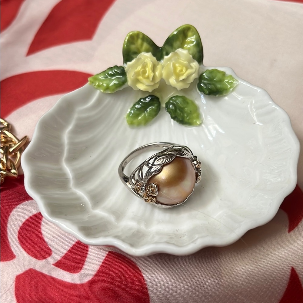 Vintage shell ring holder (ring not included)